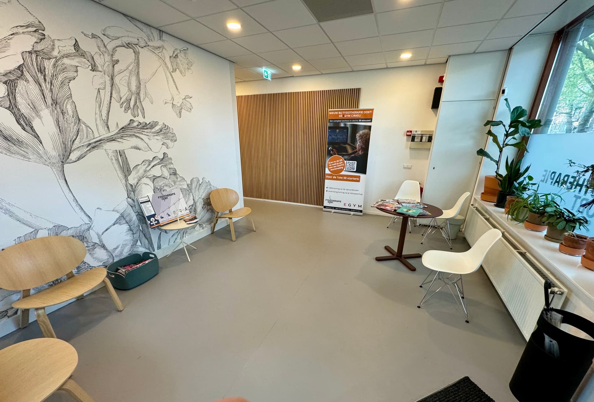 De wachtkamer van Fysiotherapie Oort met een grote botanische wandtekening