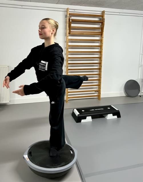 Oefentherapie op een balanstrainer in de oefenruimte van Fysiotherapie Oort