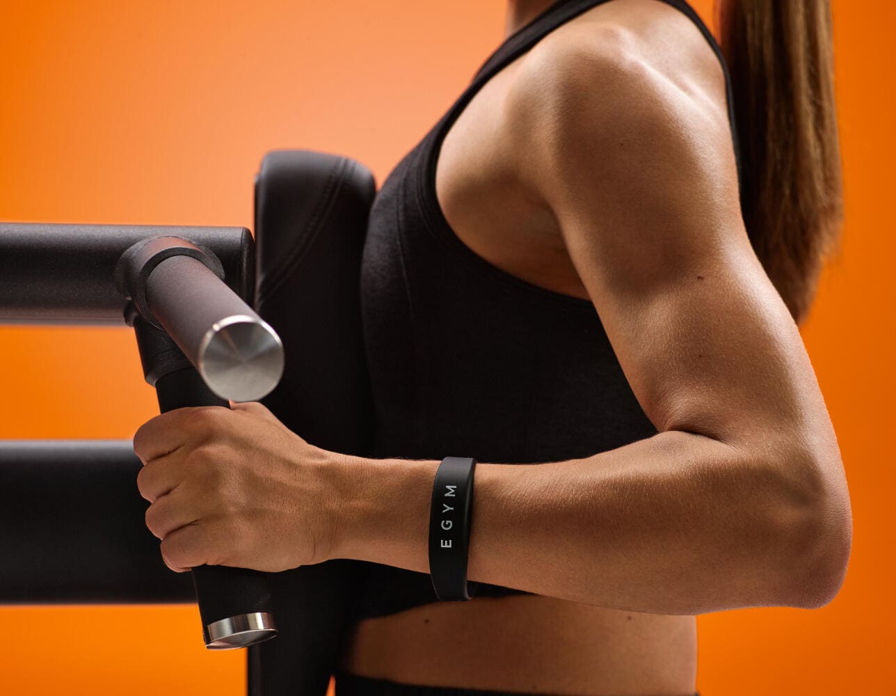 Het persoonlijke EGYM polsbandje om de pols van iemand die traint